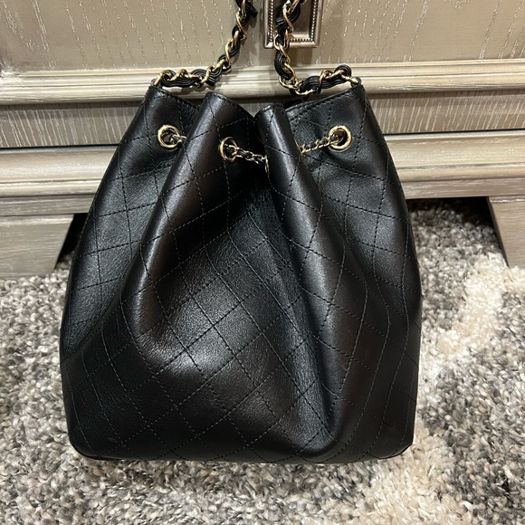 Chanel calfskin bucket/drawstring bag - Picture 4 of 9